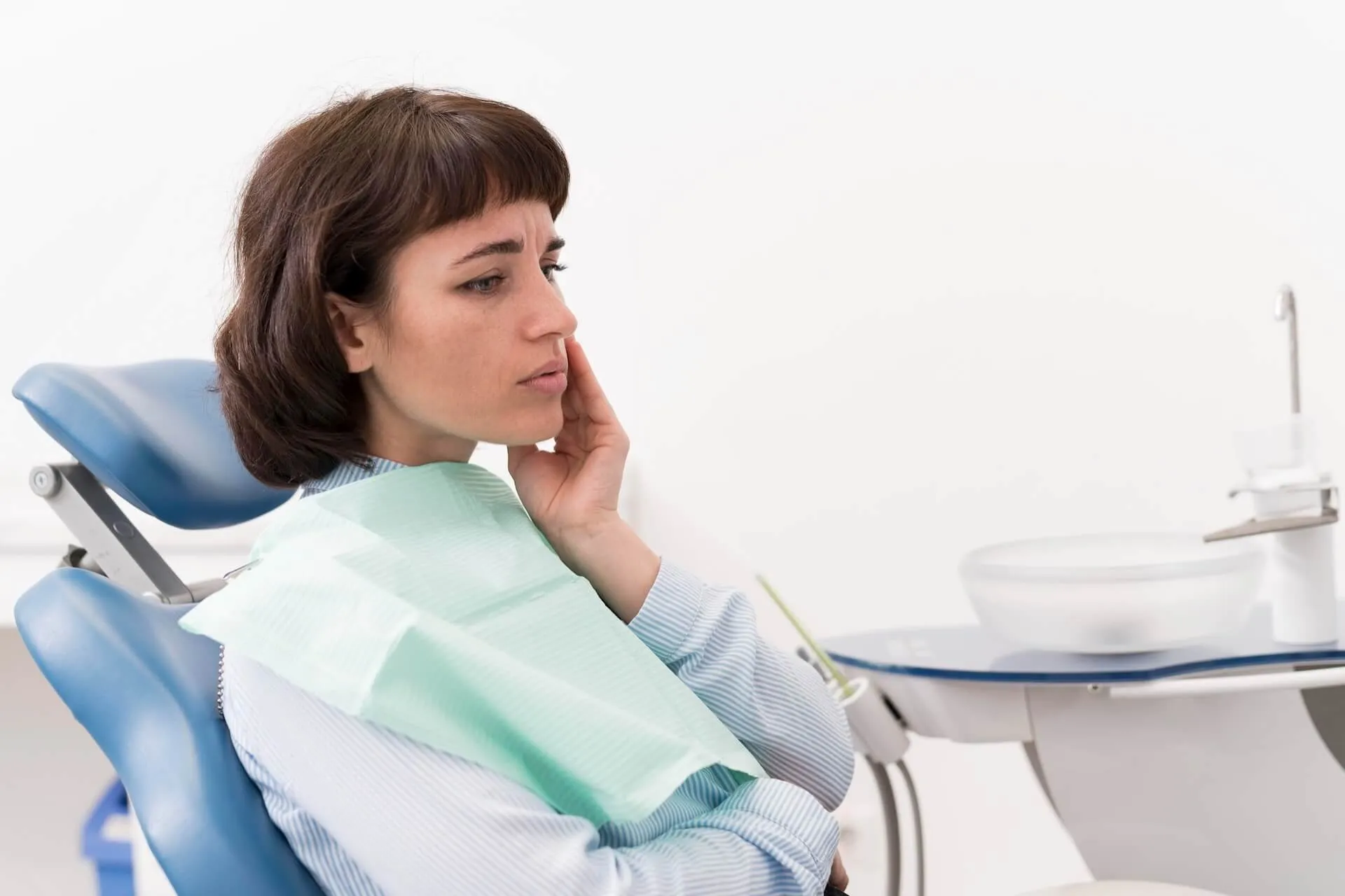 A gyökérkezelt fog fájdalma néhány napig normális.