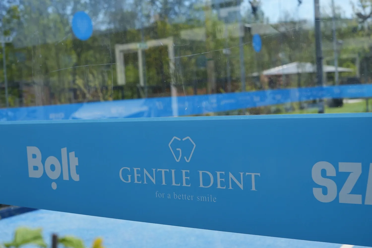A GentleDent logója a Heart Open esemény szponzori molinóján