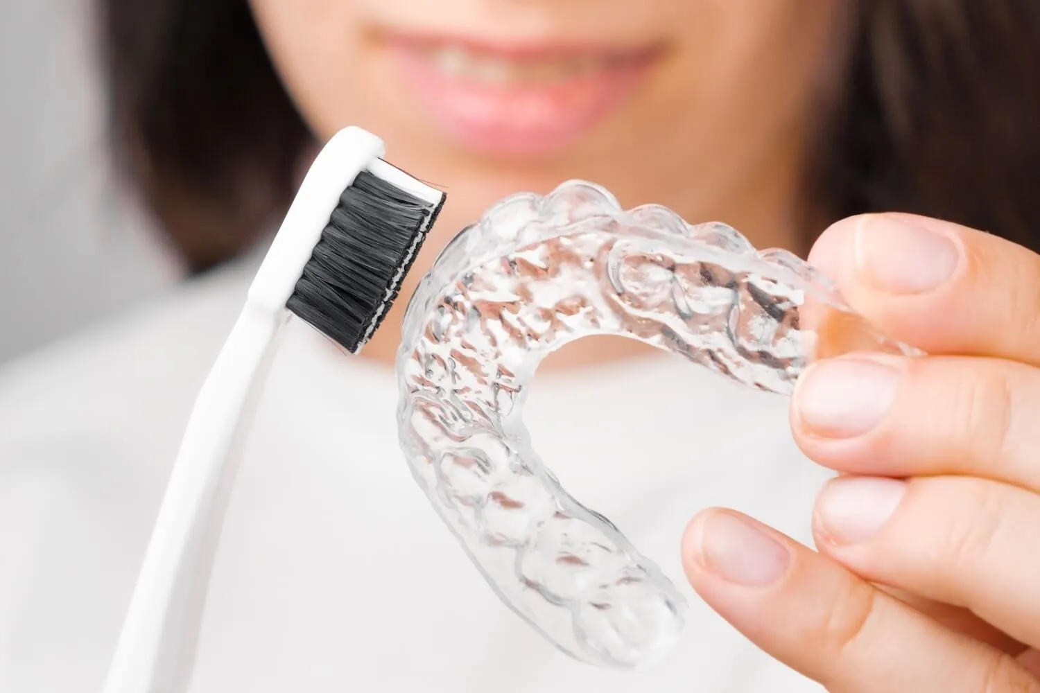 Az Invisalign fogszabályozó tisztításakor legyünk óvatosak.